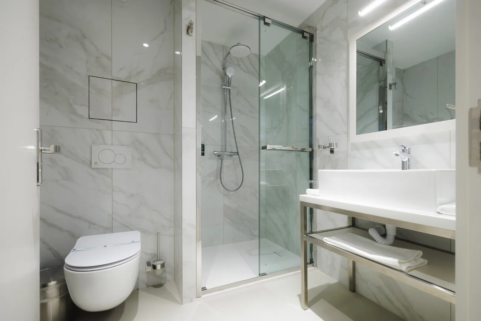 Executive King — bathroom