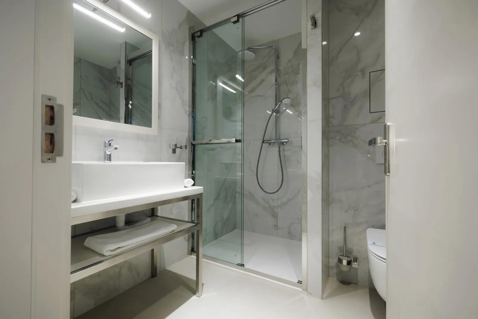 Superior King — bathroom