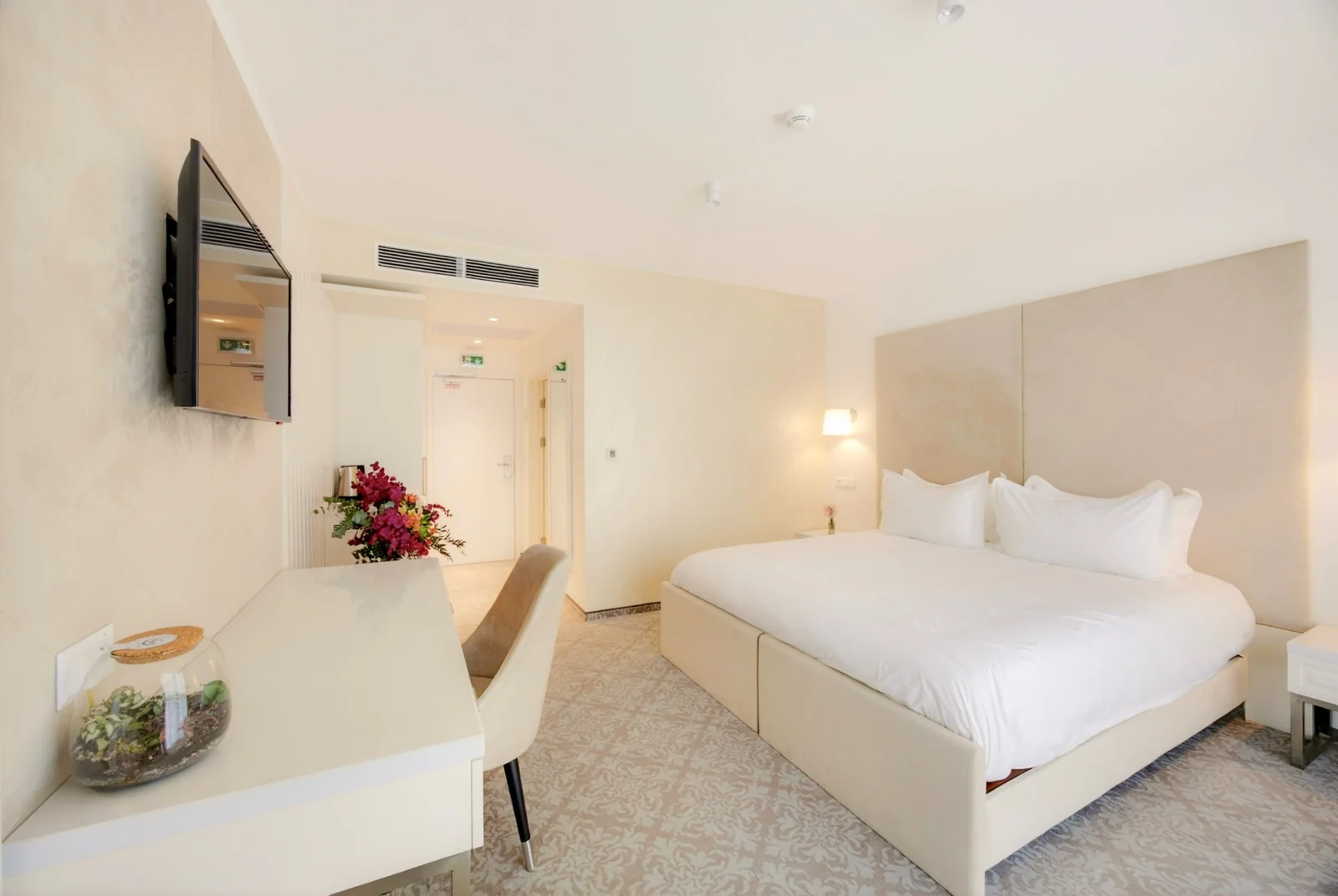 Superior King with terrace — bed