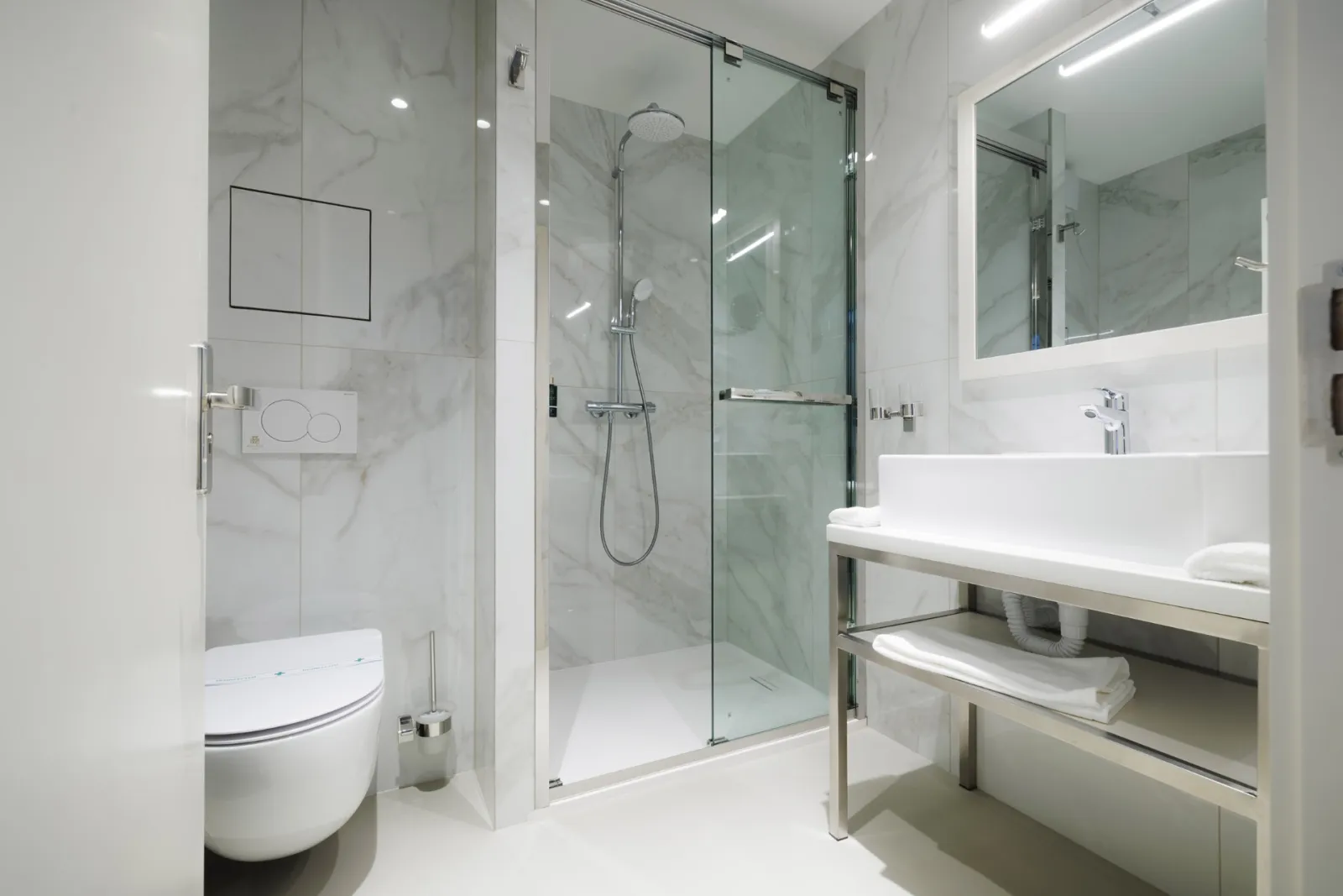 Superior Twin — bathroom